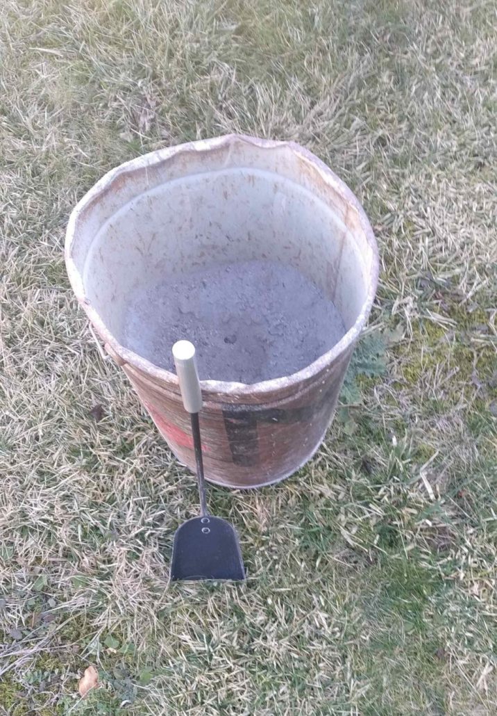 Какво да правя с пепелта от печката през зимата?